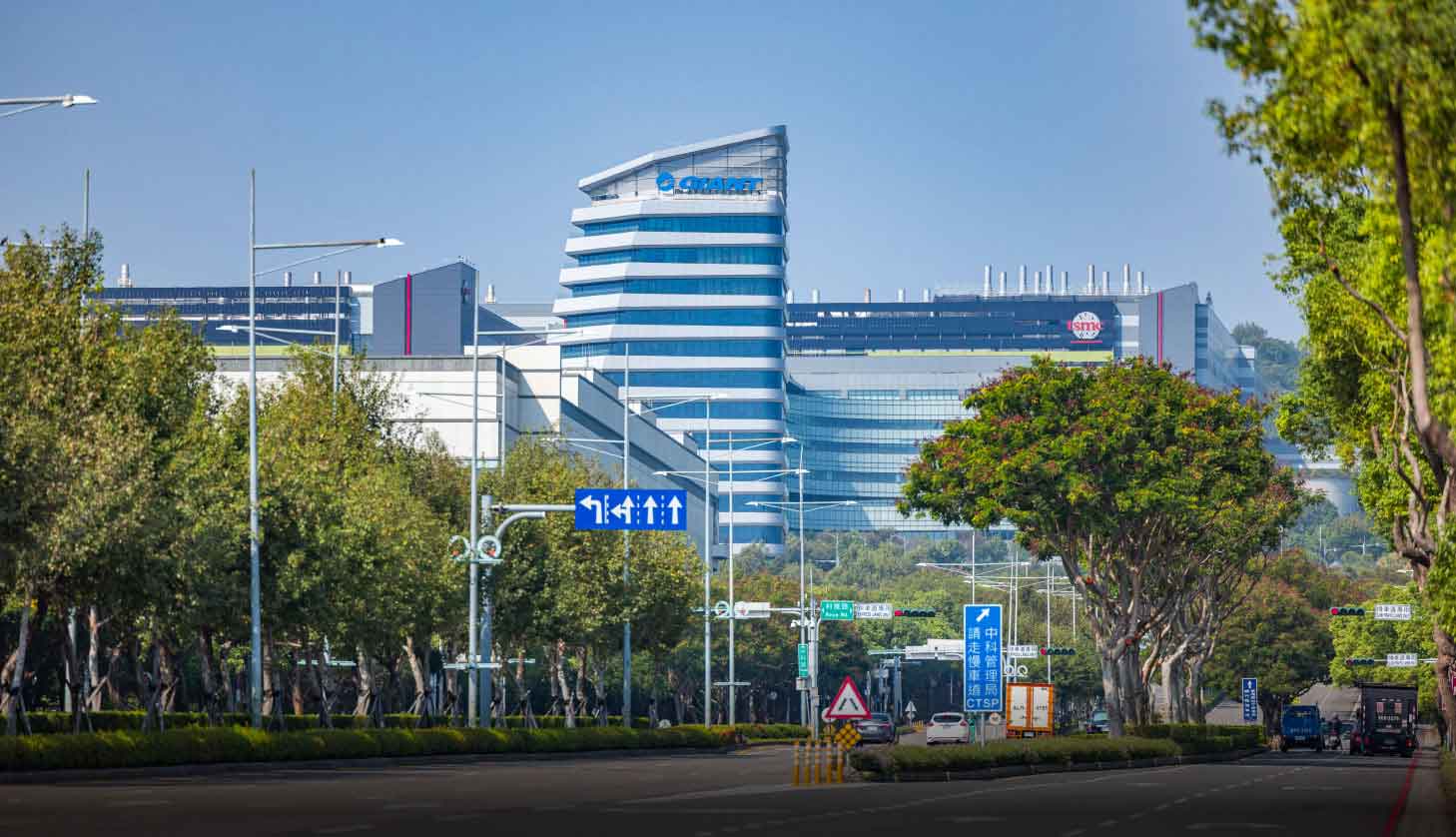 中科園區內的玻璃帷幕科技廠辦與園區道路